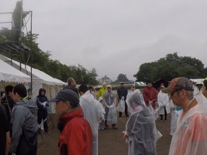雨の中ボランティアの受付